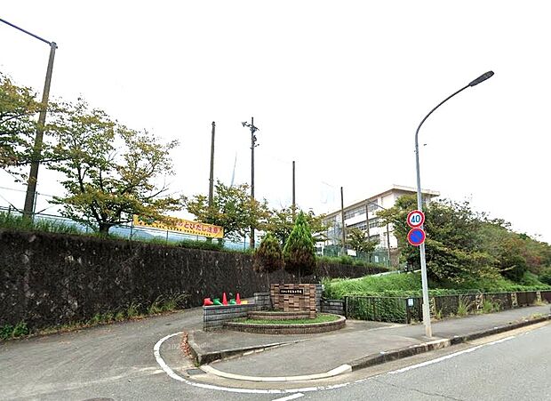 宇美町立宇美東小学校(約1,000m)