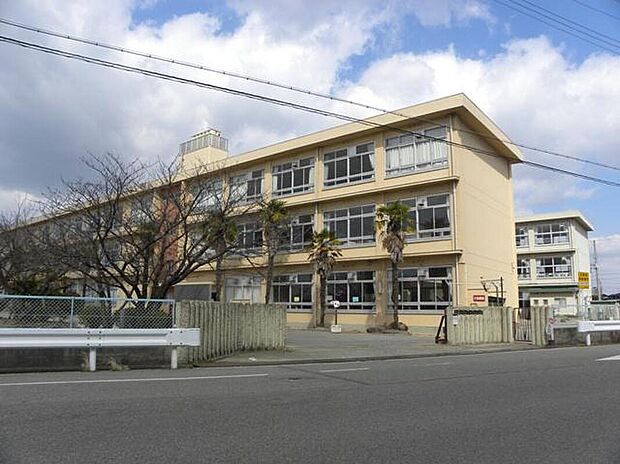 平岡南小学校（約870m）