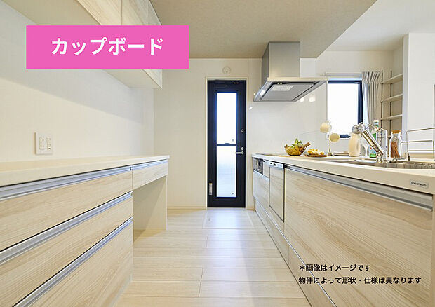 【カップボード】キッチンとおそろいの扉でコーディネートされたカップボード。お気に入りの食器やキッチン小物、ストック食品もしまえます。また足元の一部に開口があるので、市販のゴミ箱もすっきりと収納できます。