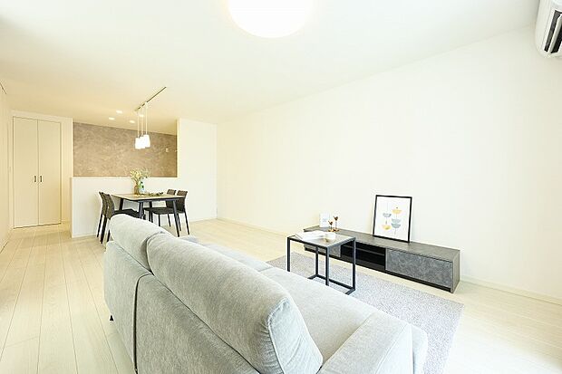 【【3号棟】】【3号棟】◆内観◆LDKは18.1帖の広々空間。白を基調とした明るい内装は光を反射しやすく、空間全体が明るく・広く感じられます。