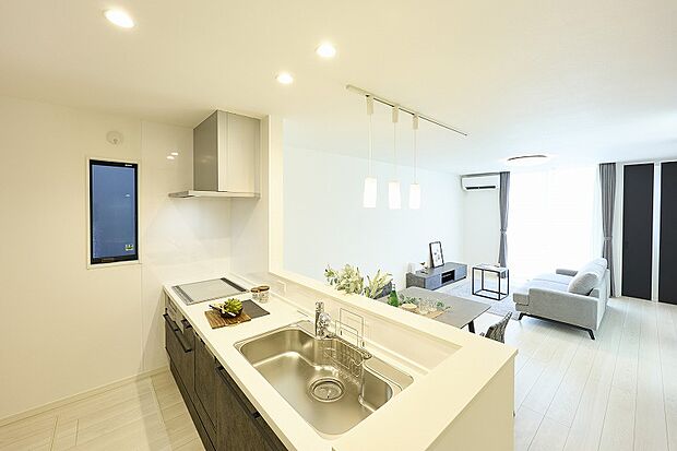 【【3号棟】】【3号棟】◆内観◆採光性が高く、室内が明るくなるハイサッシを採用。窓が高いため上からもしっかり光が入り、一日を通して明るい室内に。空間が広く感じられるメリットもございます。