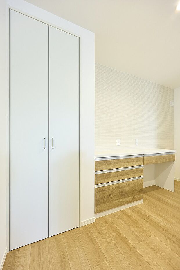 【【4号棟】】【4号棟】◆内観◆食品や飲料、キチンペーパーなどのストックに便利な大容量のパントリー。