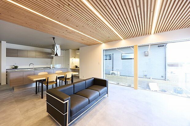 【21号地(リビング)】窓を連続させて抜け感を演出したリビングルーム。2階建てに比べて自由な空間づくりが出来る平屋という特徴を活かしたゆったりとした空間になりました。