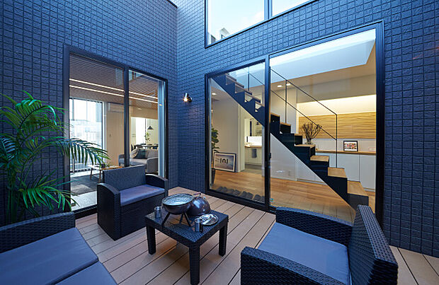 【【野口モデル】】【野口モデル】インナーガレージとリビングをつなぐアウトドアテラス。建物の構造壁を立ち上げることにより家族だけのプライベート空間に。建物参考価格3700万円 建物面積134m2