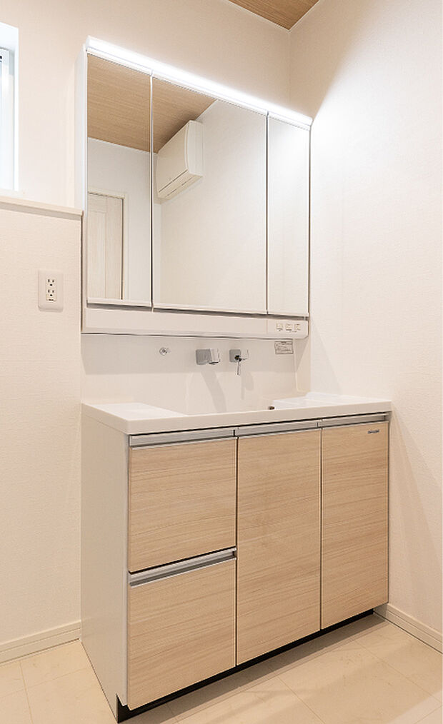 【ユーティリティ】アクリル人造大理石製カウンターはお手入れしやすい洗面ボウル一体型。洗面ボウルや水栓まわりの掃除も簡単で、清潔で快適に使える洗面台です。(イメージ写真)