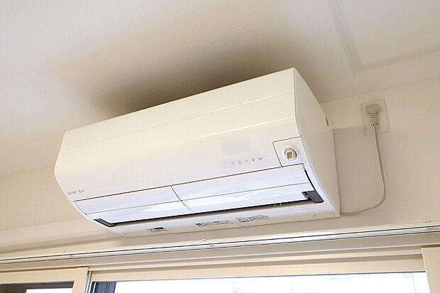 【冷暖房エアコン】リビングには冷暖房エアコンを設置しました。空気を天井から足元までムラなく循環させ、 お部屋全体を一定の温度に保ちます。自分に合った温度で夏も冬も安心してお過ごしいただけます。