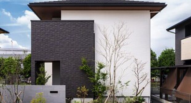 【【外壁】窯業系サイディング (光触媒コーティング)】外壁の大敵である紫外線や雨風を味方につけるという発想で、太陽の 力で外壁に付着した汚れを分解し、雨水でパワフルに洗い流します。 ダブルの洗浄サイクルで、365日セルフクリーニングします。