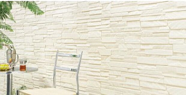 【【外壁】窯業系サイディング(親水コート)】親水コートの表層は水になじみやすい親水基に覆われいます。 雨が降れば、親水基が汚れとの間に雨水を入り込みやすくする ため、壁に付着した汚れが浮き上がり、雨水と共に洗い流します。