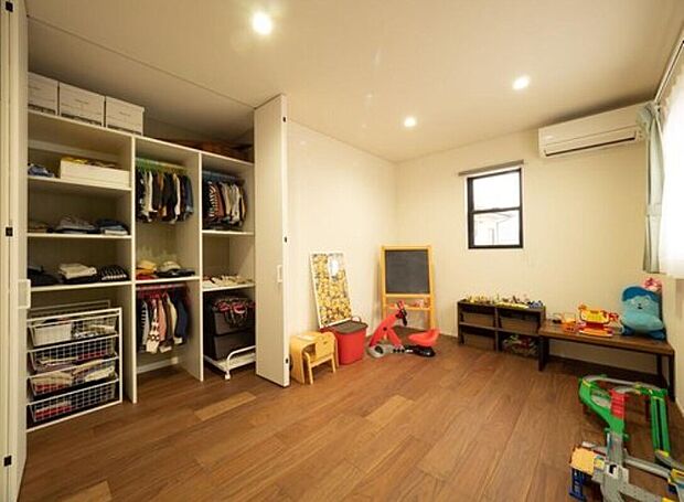 【【施工例】洋室】温かみのある洋室♪ベッドを構えても十分の広さを確保できます♪