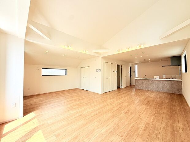 【リビング】■外観、間取り、陽当たり、風通り、リビング、キッチン、駐車、スペース、眺望、街並み、周辺環境など、こちらの物件で毎日の暮らしに役立つポイント「知って納得」生活イメージを詳しく説明させて頂きます。