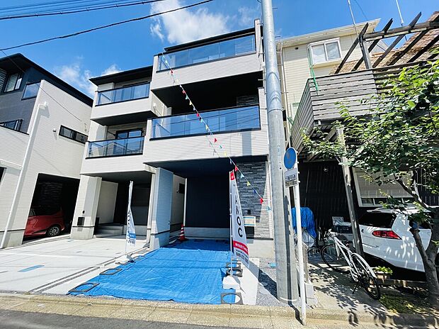【前面道路含む現地写真】■外観、間取り、陽当たり、風通り、リビング、キッチン、駐車、スペース、眺望、街並み、周辺環境など、こちらの物件で毎日の暮らしに役立つポイント「知って納得」生活イメージを詳しく説明させて頂きます。