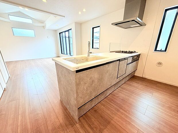 【キッチン】■外観、間取り、陽当たり、風通り、リビング、キッチン、駐車、スペース、眺望、街並み、周辺環境など、こちらの物件で毎日の暮らしに役立つポイント「知って納得」生活イメージを詳しく説明させて頂きます。