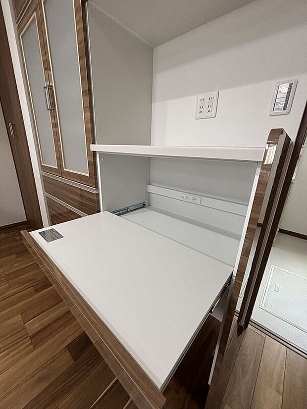 【カップボード(食器棚)】タカラスタンダード製の家電収納タイプ。食器の収納率はもちろん、スライド棚で炊飯器やポットなど配線も簡単で使いやすい。