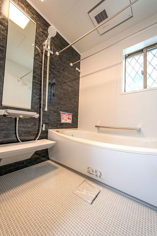 【ユニットバス(1号地)】1坪サイズの広々お風呂。足元のお掃除がしやすい浮かしたカウンター。床は暖かいほっからり床で水滴も自然に排水溝へ集める便利な機能付き。清潔に保てる工夫がたくさん。