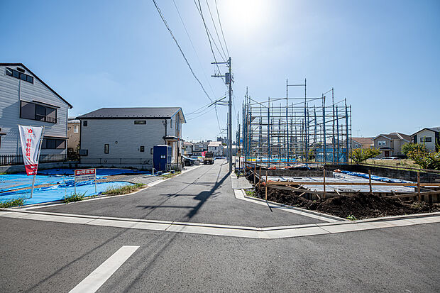 【現地外観】車どおりの少ない閑静な住宅地に誕生した全12区画の分譲地になります。