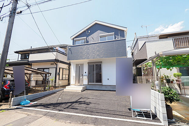 前面道路は車どおりが少なく閑静な住宅地となっています。