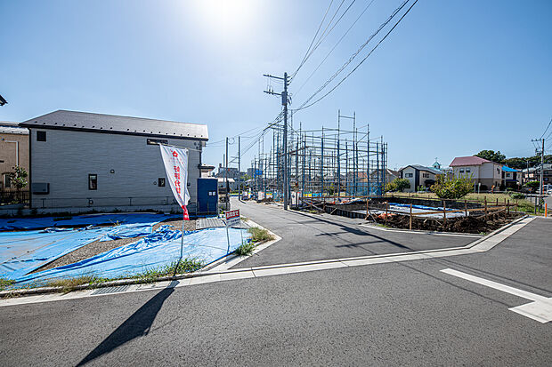 【現地外観】【現況造成中!】車どおりの少ない閑静な住宅地に誕生した全12区画の分譲地になります。