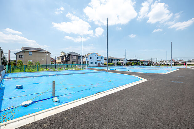 【現地外観】【西東京市、田無・花小金井アドレスに誕生した全25区画の新プロジェクト】こちらの分譲地は大通りから一本入った場所にあり、車どおりも穏やかな閑静な住宅地になります。