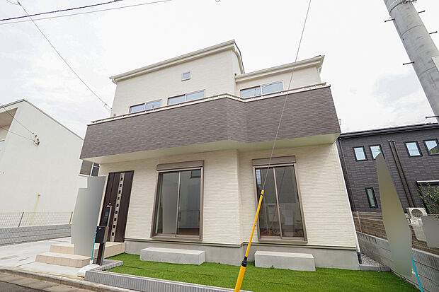 【現地外観】南向きに面し、暖かな陽射しが差し込む新築戸建です