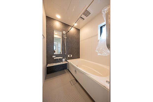 【8号棟／システムバス】落ち着いた色合いのシステムバスです。寛ぎのバスタイムで日々の疲れからカラダを解放しましょう