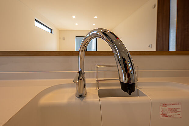 【キッチン／タッチレス水栓】吐水口先端のセンサーに手をかざすだけのラクラク操作。汚れた手でも触れずに済むため、水栓まわりを汚すことがありません。