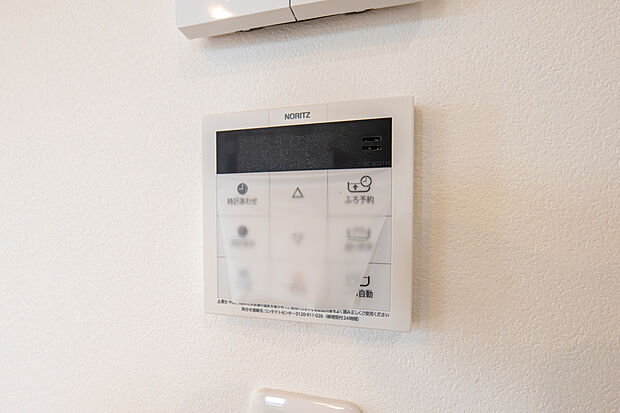 【給湯設備操作パネル】給湯器リモコンです。追焚き機能、自動お湯張り機能ボタンがありますね。