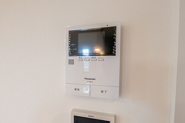 【モニター付きインターホン】訪問者が一目でわかるTVモニター付きインターホン、録画機能付きです。