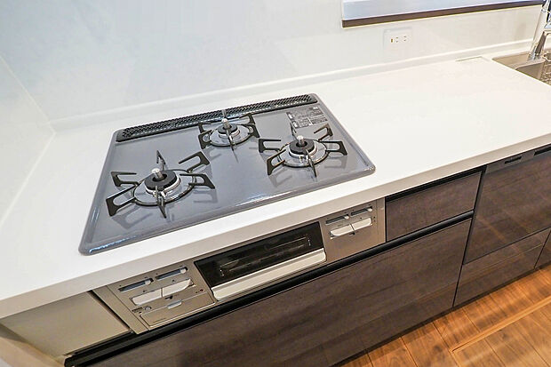 【システムキッチン／3口コンロ】お料理好きな方にうれしい3口コンロです。同時にたくさん調理できるので、料理のレパートリーが広がりそうですね