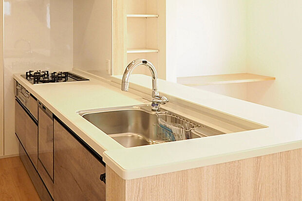 【システムキッチン／タッチレス水栓】吐水口先端のセンサーに手をかざすだけのラクラク操作。汚れた手でも触れずに済むため、水栓まわりを汚すことがありません。