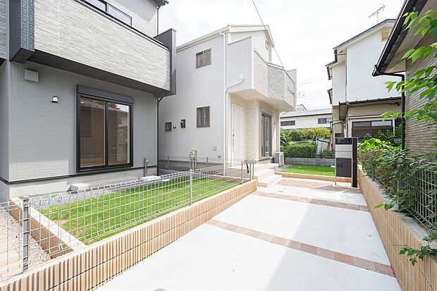 【現地外観】車通りが少ない閑静な住宅地に誕生した新築分譲地になります。