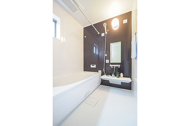 【システムバス】システムバス/落ち着いた色合いのシステムバスです。寛ぎのバスタイムで日々の疲れからカラダをしましょう。