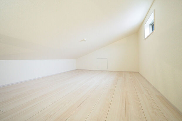【収納】小屋裏収納/季節物の衣類や、使わなくなった家電の収納に便利な空間です。