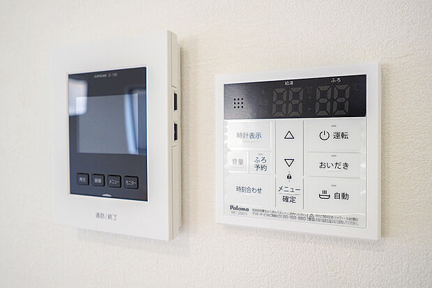 【給湯設備】給湯設備／給湯器リモコンです。追焚き機能、自動お湯張り機能ボタンがありますね。
