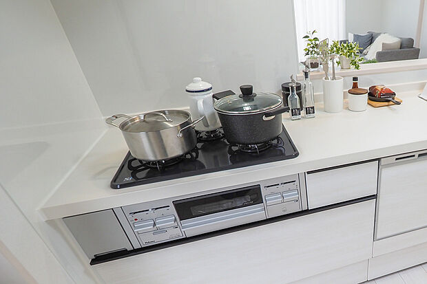 【3口コンロ】3口コンロ／お料理好きな方にうれしい3口コンロです。同時にたくさん調理できるので、料理のレパートリーが広がりそうですね