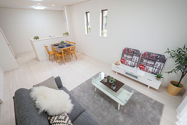 【LDK】ＬＤＫ／南向きに面し、暖かな陽ざしが差し込むリビングダイニング