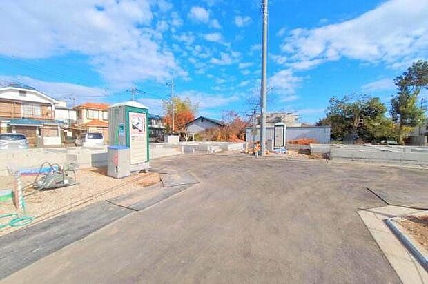 【前面道路含む外観】前面道路含む現地/6号棟