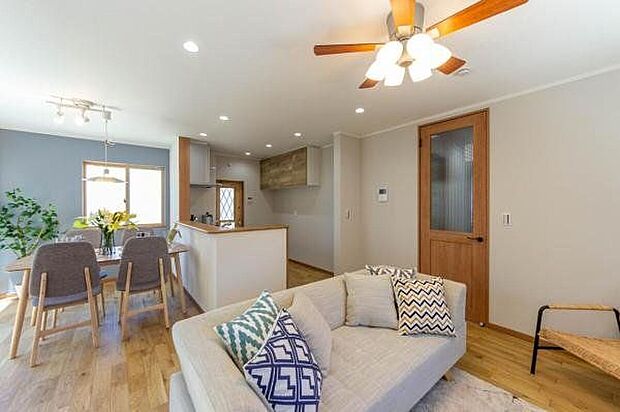 【建物プラン例 (内観写真)】【住協の施工事例】爽やかなアクセントクロスで、温かみのある北欧風のリビングに。リビング全体を見渡せる対面式キッチン採用。/建築プラン例(内観同仕様)/建物面積89.43m2/建物価格2327万円