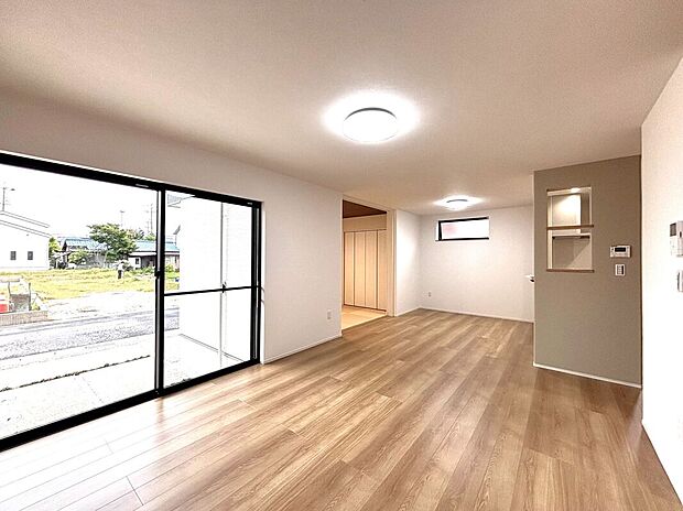 H棟LDK
キッチンからリビングとダイニングと和室が見渡せる間取りです。