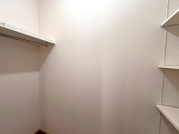 【E棟玄関収納】全棟標準で付いています。
車関連や掃除道具だけでなく、ベビーカーやお子さまの遊び道具、趣味の用具等を収納できます。