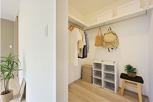 【ウォークインクローゼット】主寝室の収納には、ウォークインクローゼットを標準としています。(形状は各邸異なります)衣類はハンガーに掛け、かばんなどの小物は上段へ。スーツケースなどのかさばるものも、十分しまえる広さです。