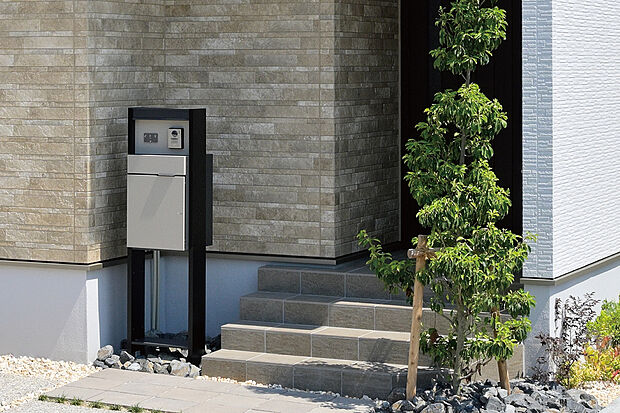 【宅配BOX】外出時も荷物の受け取りが可能な宅配ボックスを標準設置。毎日の暮らしにゆとりをもたらすプラスワン設備です。(物件により仕様は異なります。)