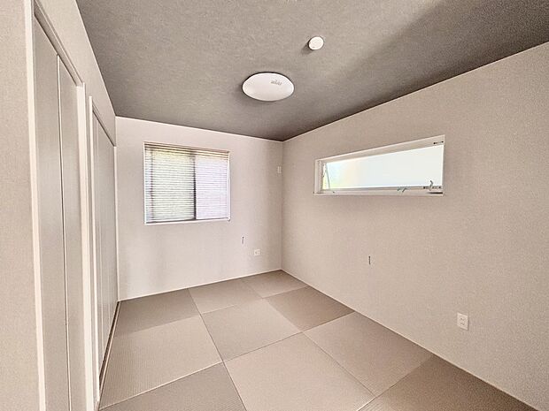 【【B棟 和室】】LDKと隣接した和室。お子様の遊び部屋・お昼寝スペースとして使うのもオススメです!客間としてもご活用いただけます。