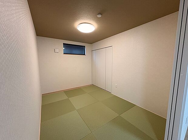 【【B棟　和室】】ゲストやご両親などがいらっしゃった時は客間としてもご利用可能です。扉付きのお部屋となっており、一部屋として区切ることができ、押入もあり様々な活用法があります。