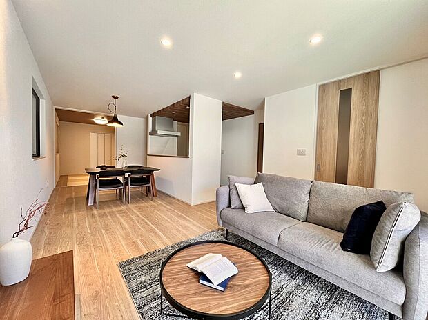 【【LDK同仕様】】ご家族みんなで長い時間を過ごすリビングは一番居心地の良い場所であって欲しい空間です。開放感のある広々リビングに光と風を呼び込みます。収納も多く快適な住空間を実現します。/C棟