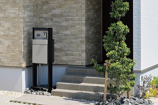 【【宅配ボックス】】外出時も荷物の受け取りが可能な宅配ボックスを標準設置。毎日の暮らしにゆとりをもたらすプラスワン設備です(物件により仕様は異なります)。