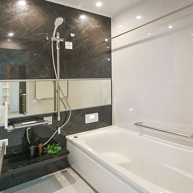 【【浴室同仕様】】魔法びん浴槽やほっカラリ床、浴室暖房乾燥機など、多彩な機能を標準装備。一般的な1616サイズより一回り大きい1717サイズ。リフレッシュ&リラックスできるバスタイムを演出します。