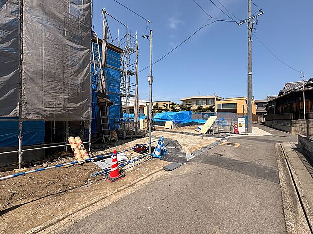 【【前面道路を含む現地写真】】現在建築中。ご家族で快適に暮らせる住まいを建築中です。