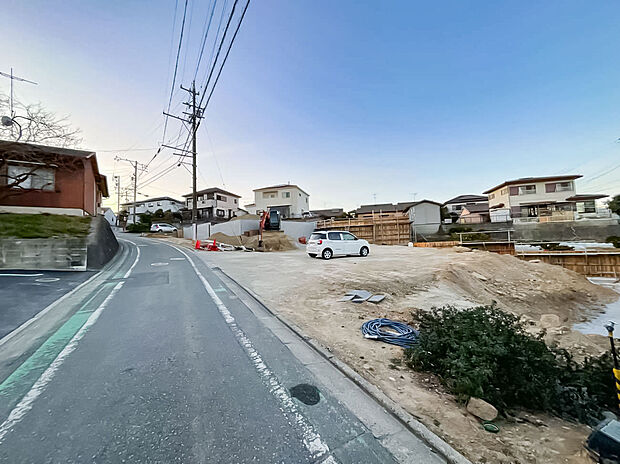 【前面道路含む現地写真】
元気なお子様のお外遊びも、公園が近くにあれば安心♪気軽な近さの中ノ池公園でお散歩やピクニックをすれば、気分もリフレッシュできそうです。