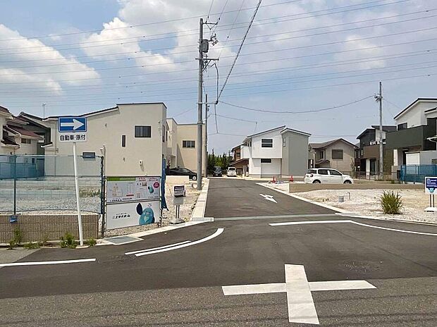 【前面道路含む現地写真】
お子様は好奇心がいっぱい。外で遊んだり、地域の人との交流があったり♪そんなお子様の成長を支える周辺環境が充実。加木屋町エリアだからこその充実した子育て環境です。