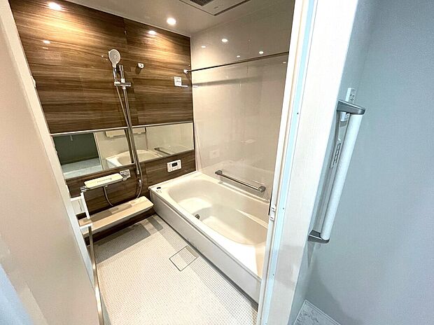 【【B-8棟 浴室】】限られた空間を広く見せるワイドミラー採用の1坪バスルーム。ゆったり足が伸ばせるので、毎日の疲れを癒すバスタイムを実現。ご家族みんなでも入れます。浴室暖房乾燥機付きで浴室内干しも可能!